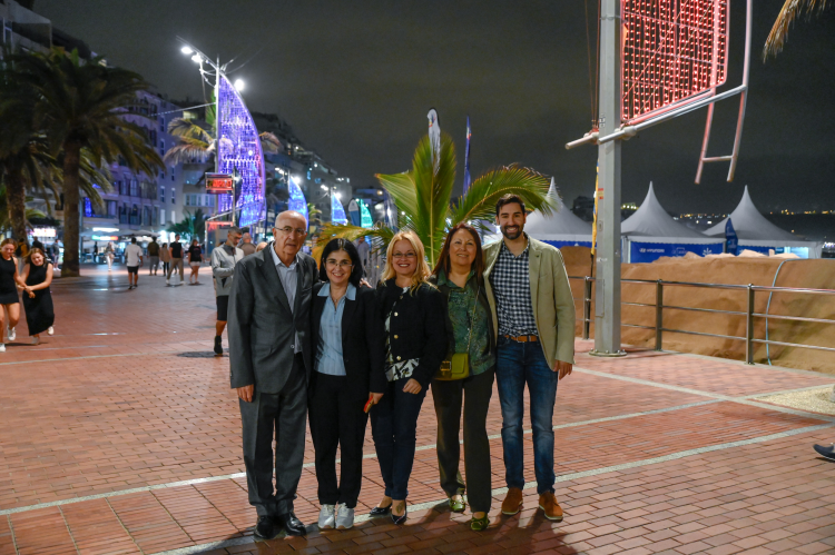 Imagen de una noticia La alcaldesa recorre Las Canteras bajo la iluminación de Navidad que decora las farolas del paseo de la playa